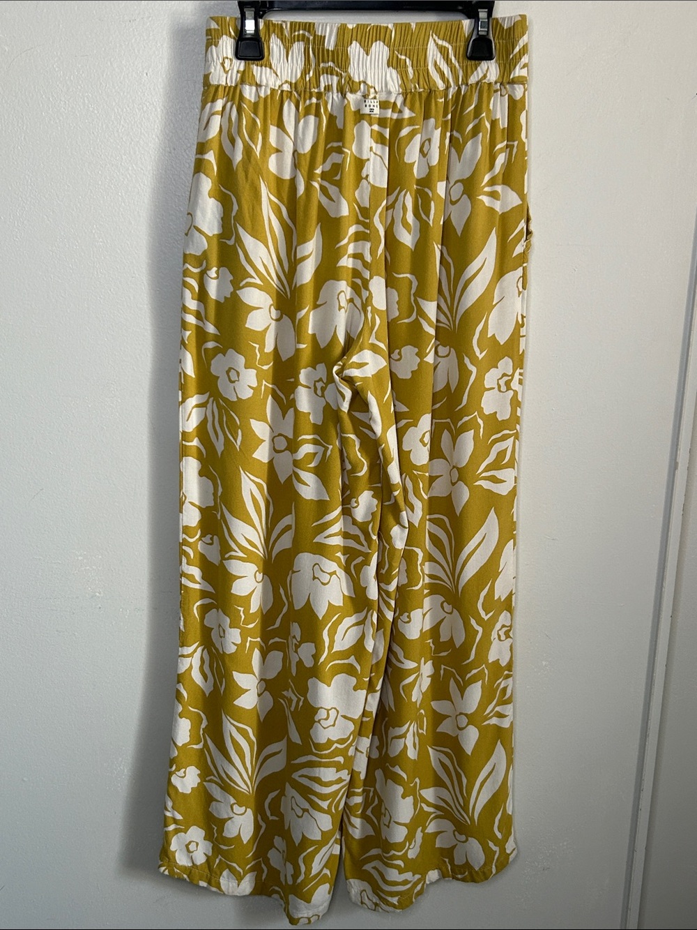 Billabong Split Spirit Elastic Wide-Leg Pants in Tropical Floral Print - Picture 5 of 9